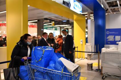 Московская область. Покупатели в магазине IKEA в торговом центре. Шведская компания товаров для дома IKEA объявила о приостановке деятельности с 4 марта в России.