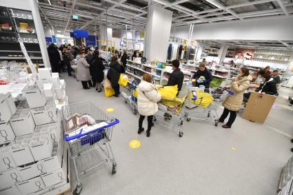 Московская область. Покупатели в магазине IKEA в торговом центре. Шведская компания товаров для дома IKEA объявила о приостановке деятельности с 4 марта в России.