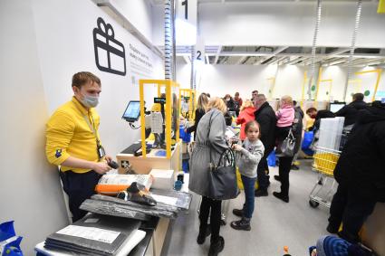 Московская область. Покупатели в магазине IKEA в торговом центре. Шведская компания товаров для дома IKEA объявила о приостановке деятельности с 4 марта в России.