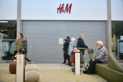 Екатеринбург. Магазин H&M в ТЦ \'МЕГА\' приостановивший продажи на территории России, после начавшейся Российской спецоперации на Украине