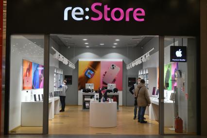 Екатеринбург. Магазин re:Store (оффициальный партнер Apple) в ТЦ \'МЕГА\', после начавшейся Российской спецоперации на Украине, и последующего введения санкций, подорожали различные товары, в том числе электроника и бытовая техника