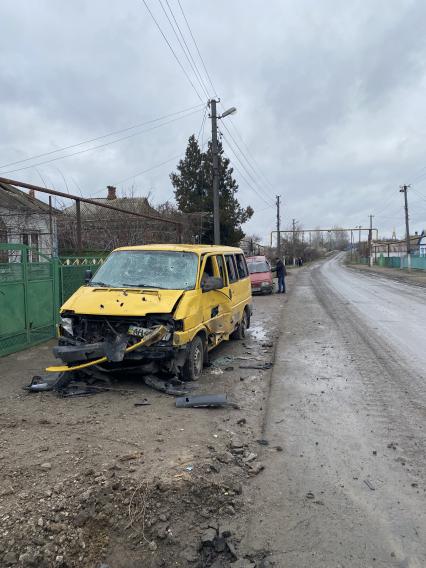 Донецкая область. с.Талаковка. В этом микроавтобусе два дня назад погибла целая семья.