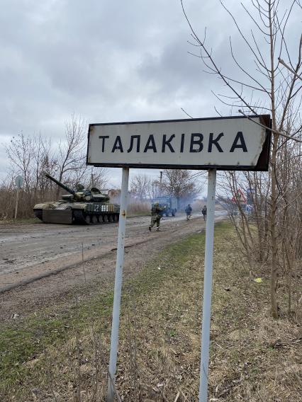 Донецкая область. с.Талаковка. Бойцы ДНР (батальон `Восток`) на улицах села.