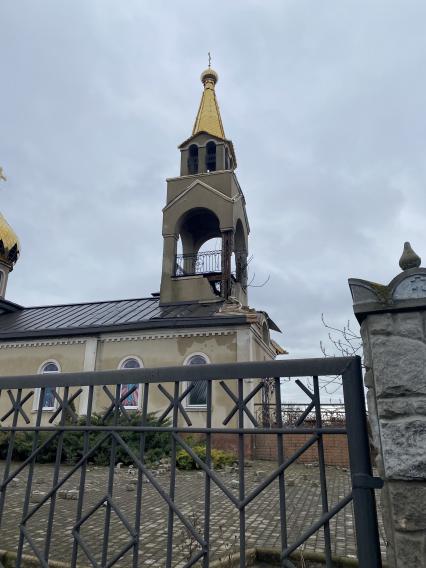 Донецкая область. с.Талаковка. В колокольню поселкового храма на днях прилетел снаряд.