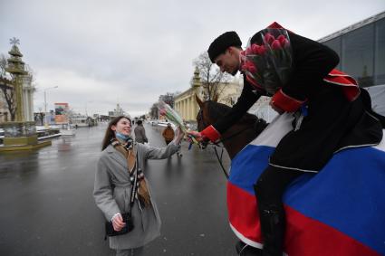 Москва. 8 марта. Всадники Кремлевской школы верховой езды дарят цветы посетительницам ВДНХ на площади Промышленности.