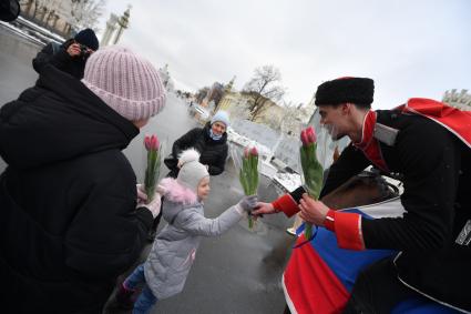 Москва. 8 марта. Всадники Кремлевской школы верховой езды дарят цветы посетительницам ВДНХ на площади Промышленности.