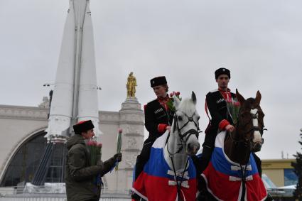 Москва. Всадники Кремлевской школы верховой езды, в честь празднования 8 марта, будут дарить цветы посетительницам ВДНХ на площади Промышленности.