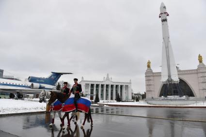 Москва. Всадники Кремлевской школы верховой езды, в честь празднования 8 марта, будут дарить цветы посетительницам ВДНХ на площади Промышленности.