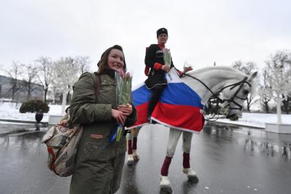 Москва. 8 марта. Всадники Кремлевской школы верховой езды дарят цветы посетительницам ВДНХ на площади Промышленности.