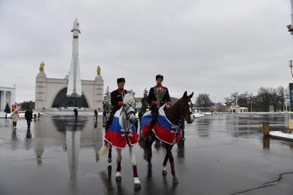 Москва. Всадники Кремлевской школы верховой езды, в честь празднования 8 марта, будут дарить цветы посетительницам ВДНХ на площади Промышленности.