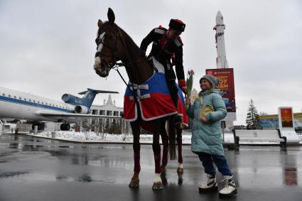 Москва. 8 марта. Всадники Кремлевской школы верховой езды дарят цветы посетительницам ВДНХ на площади Промышленности.