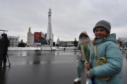 Москва. 8 марта. Посетительницы ВДНХ с букетом тюльпанов.