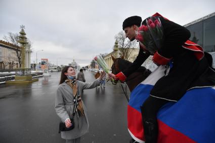 Москва. 8 марта. Всадники Кремлевской школы верховой езды дарят цветы посетительницам ВДНХ на площади Промышленности.