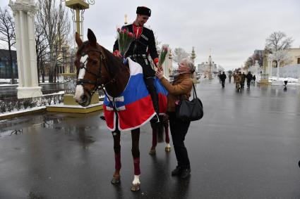 Москва. 8 марта. Всадники Кремлевской школы верховой езды дарят цветы посетительницам ВДНХ на площади Промышленности.