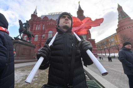 Москва. Перед возложением цветов к месту захоронения И.Сталина у Кремлевской стены в связи с 69-й годовщиной со дня его смерти.