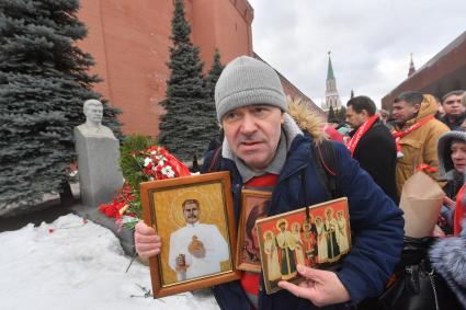 Москва. Сторонники КПРФ во время возложения цветов к месту захоронения И.Сталина у Кремлевской стены в связи с 69-й годовщиной со дня его смерти.