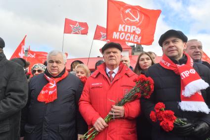 Москва. Член президиума Центрального комитета КПРФ Казбек Тайсаев, лидер КПРФ Геннадий Зюганов и заместитель председателя ЦК КПРФ Юрий Афонин (слева направо) перед возложением цветов к месту захоронения И.Сталина у Кремлевской стены в связи с 69-й годовщиной со дня его смерти.