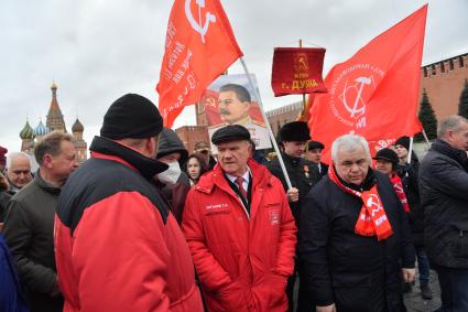 Москва. Лидер КПРФ Геннадий Зюганов (в центре) и член президиума Центрального комитета КПРФ Казбек Тайсаев (второй справа) перед возложением цветов к месту захоронения И.Сталина у Кремлевской стены в связи с 69-й годовщиной со дня его смерти.