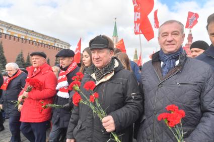 Москва. Член президиума Центрального комитета КПРФ Казбек Тайсаев, лидер КПРФ Геннадий Зюганов, заместитель председателя ЦК КПРФ Юрий Афонин и первый заместитель председателя комитета Госдумы РФ по делам национальностей Валерий Рашкин (слева направо) перед возложением цветов к месту захоронения И.Сталина у Кремлевской стены в связи с 69-й годовщиной со дня его смерти.