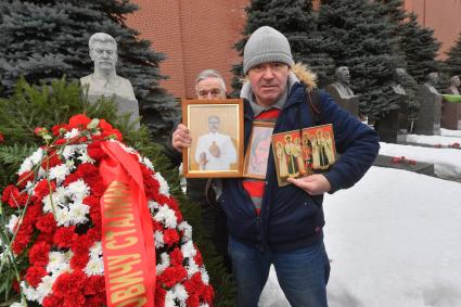 Москва. Сторонники КПРФ во время возложения цветов к месту захоронения И.Сталина у Кремлевской стены в связи с 69-й годовщиной со дня его смерти.