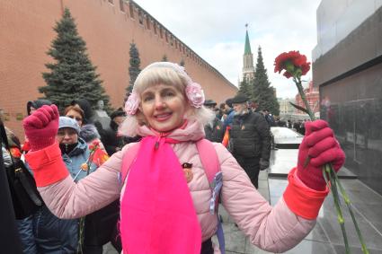 Москва. Сторонники КПРФ перед возложением цветов к месту захоронения И.Сталина у Кремлевской стены в связи с 69-й годовщиной со дня его смерти.