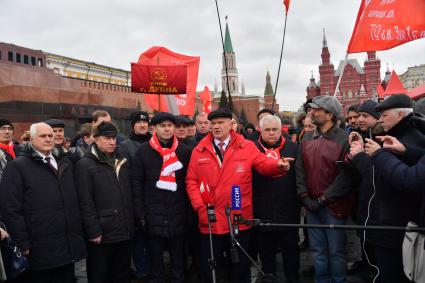 Москва. Первый заместитель председателя комитета Госдумы РФ по делам национальностей Валерий Рашкин (второй слева), заместитель председателя ЦК КПРФ Юрий Афонин (третий слева), лидер КПРФ Геннадий Зюганов (в центре) и член президиума Центрального комитета КПРФ Казбек Тайсаев (третий справа) перед возложением цветов к месту захоронения И.Сталина у Кремлевской стены в связи с 69-й годовщиной со дня его смерти.