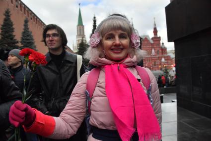 Москва. Сторонники КПРФ перед возложением цветов к месту захоронения И.Сталина у Кремлевской стены в связи с 69-й годовщиной со дня его смерти.