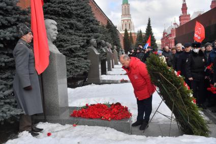 Москва. Лидер КПРФ Геннадий Зюганов во время возложения цветов к месту захоронения И.Сталина у Кремлевской стены в связи с 69-й годовщиной со дня его смерти.