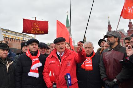 Москва. Первый заместитель председателя комитета Госдумы РФ по делам национальностей Валерий Рашкин, заместитель председателя ЦК КПРФ Юрий Афонин, лидер КПРФ Геннадий Зюганов и член президиума Центрального комитета КПРФ Казбек Тайсаев (слева направо) перед возложением цветов к месту захоронения И.Сталина у Кремлевской стены в связи с 69-й годовщиной со дня его смерти.