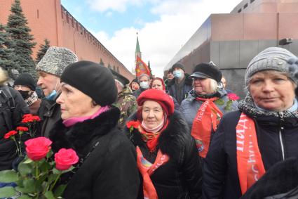 Москва. Сторонники КПРФ перед возложением цветов к месту захоронения И.Сталина у Кремлевской стены в связи с 69-й годовщиной со дня его смерти.