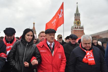 Москва. Пресс-секретарь движения `Левый фронт` Анастасия Удальцова, лидер КПРФ Геннадий Зюганов (в центре) и член президиума Центрального комитета КПРФ Казбек Тайсаев (справа) перед возложением цветов к месту захоронения И.Сталина у Кремлевской стены в связи с 69-й годовщиной со дня его смерти.