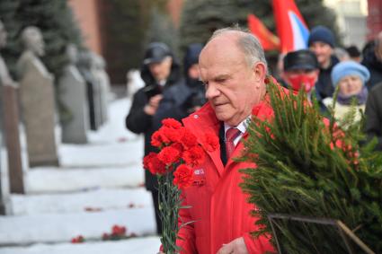 Москва. Лидер КПРФ Геннадий Зюганов во время возложения цветов к месту захоронения И.Сталина у Кремлевской стены в связи с 69-й годовщиной со дня его смерти.