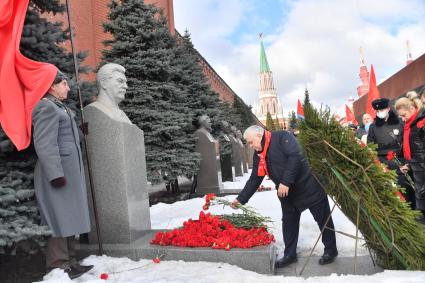 Москва. Член президиума Центрального комитета КПРФ Казбек Тайсаев (в центре) во время возложения цветов к месту захоронения И.Сталина у Кремлевской стены в связи с 69-й годовщиной со дня его смерти.