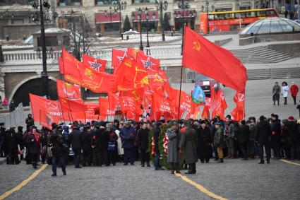 Москва. Члены КПРФ перед возложением цветов к месту захоронения И.Сталина у Кремлевской стены в связи с 69-й годовщиной со дня его смерти.