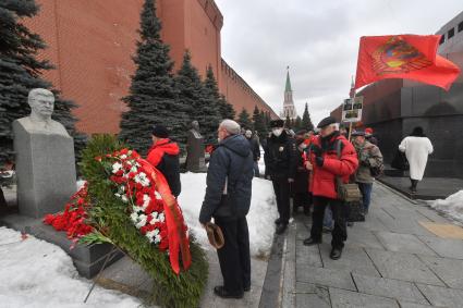 Москва. Сторонники КПРФ во время возложения цветов к месту захоронения И.Сталина у Кремлевской стены в связи с 69-й годовщиной со дня его смерти.