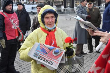 Москва. Сторонники КПРФ перед возложением цветов к месту захоронения И.Сталина у Кремлевской стены в связи с 69-й годовщиной со дня его смерти.