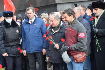 Москва. Первый заместитель председателя комитета Госдумы РФ по делам национальностей Валерий Рашкин (в центре) во время возложения цветов к месту захоронения И.Сталина у Кремлевской стены в связи с 69-й годовщиной со дня его смерти.