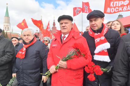 Москва. Член президиума Центрального комитета КПРФ Казбек Тайсаев, лидер КПРФ Геннадий Зюганов и заместитель председателя ЦК КПРФ Юрий Афонин (слева направо) перед возложением цветов к месту захоронения И.Сталина у Кремлевской стены в связи с 69-й годовщиной со дня его смерти.