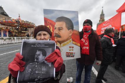 Москва. Сторонники КПРФ перед возложением цветов к месту захоронения И.Сталина у Кремлевской стены в связи с 69-й годовщиной со дня его смерти.