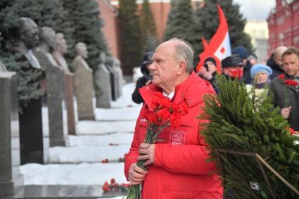 Москва. Лидер КПРФ Геннадий Зюганов во время возложения цветов к месту захоронения И.Сталина у Кремлевской стены в связи с 69-й годовщиной со дня его смерти.