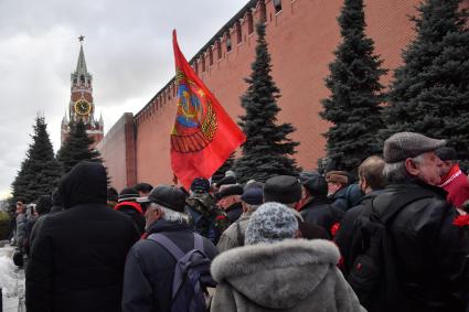 Москва. Сторонники КПРФ перед возложением цветов к месту захоронения И.Сталина у Кремлевской стены в связи с 69-й годовщиной со дня его смерти.