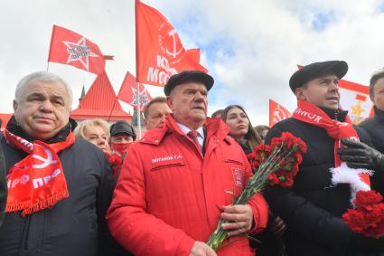 Москва. Член президиума Центрального комитета КПРФ Казбек Тайсаев, лидер КПРФ Геннадий Зюганов и заместитель председателя ЦК КПРФ Юрий Афонин (слева направо) перед возложением цветов к месту захоронения И.Сталина у Кремлевской стены в связи с 69-й годовщиной со дня его смерти.