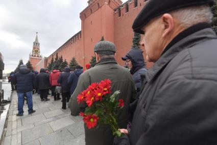 Москва. Сторонники КПРФ во время возложения цветов к месту захоронения И.Сталина у Кремлевской стены в связи с 69-й годовщиной со дня его смерти.