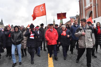 Москва. Пресс-секретарь движения `Левый фронт` Анастасия Удальцова (слева), лидер КПРФ Геннадий Зюганов (в центре) и член президиума Центрального комитета КПРФ Казбек Тайсаев (четвертый справа) перед возложением цветов к месту захоронения И.Сталина у Кремлевской стены в связи с 69-й годовщиной со дня его смерти.