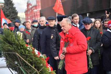 Москва. Лидер КПРФ Геннадий Зюганов во время возложения цветов к месту захоронения И.Сталина у Кремлевской стены в связи с 69-й годовщиной со дня его смерти.