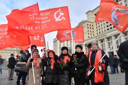 Москва. Сторонники КПРФ перед возложением цветов к месту захоронения И.Сталина у Кремлевской стены в связи с 69-й годовщиной со дня его смерти.