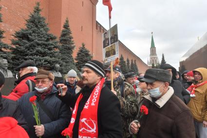 Москва. Сторонники КПРФ перед возложением цветов к месту захоронения И.Сталина у Кремлевской стены в связи с 69-й годовщиной со дня его смерти.