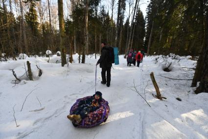 Московская область.  Посетители  праздничных гуляний на праздновании `Бакшевской масляницы`.