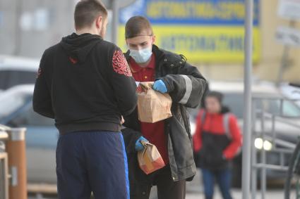 Екатеринбург. В ресторанах быстрого питания МакДоналдс образовались огромные очереди людей, после заявления сети, о том, что они уходят с Российского рынка, из-за начала Российской военной спецоперации на Украине