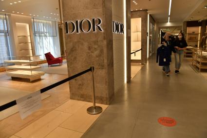 Москва. Закрытый бутик Dior в ЦУМе. Dior приостановил продажи в России из-за военной спецоперации РФ на Украине.